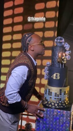 Cantor Thiaguinho completa 43 anos com festa luxuosa em São Paulo e bolo de aniversário chama atenção nas redes sociais