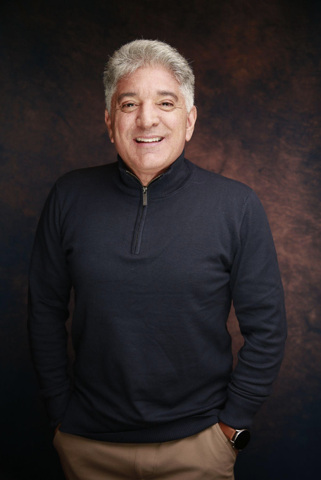 **Especialistas explicam como identificar sintomas precoces, reorganizar o método de trabalho e proteger líderes e equipes do adoecimento emocional**

O aumento dos casos de burnout entre líderes e profissionais tem acendido um alerta no mercado de trabalho. Dados da **Associação Nacional de Medicina do Trabalho** indicam crescimento significativo dos diagnósticos em 2025, ano em que a síndrome passou a ser oficialmente reconhecida como doença ocupacional. Estima-se que 30% dos profissionais brasileiros convivam com sintomas relacionados ao esgotamento, colocando o país entre os líderes mundiais em incidência. A combinação entre alta cobrança por resultados, excesso de estímulos e ausência de método tem levado equipes a operarem em estado permanente de urgência, sem espaço para planejamento, reflexão e recuperação.

Para o engenheiro, campeão mundial de karatê, mentor em autogestão e referência nacional na filosofia japonesa **Kaizen**, **Junior Campos Prado**, o fenômeno é consequência direta da forma como o trabalho vem sendo estruturado. “O burnout se tornou comum porque vivemos uma combinação perigosa de alta cobrança por resultados, excesso de estímulos e ausência de método. Líderes e profissionais passaram a apagar incêndios o tempo todo. Qualquer sistema operando acima do limite e sem manutenção quebra. Com as pessoas não é diferente”, afirma.

Já o psiquiatra **Dr. Guido Boabaid May**, à frente da **GnTech**, referência em farmacogenética aplicada à saúde mental, alerta que o burnout se manifesta de forma progressiva e afeta múltiplas dimensões da saúde. “A síndrome se caracteriza por sintomas mais intensos e duradouros e impacta a saúde mental a longo prazo, além de aumentar o risco de uso de psicotrópicos e de hospitalização por transtornos mentais”, explica.

A partir da experiência clínica e da atuação em autogestão e produtividade sustentável, os especialistas apontam práticas para reduzir o risco de esgotamento no trabalho. Confira a seguir:

**1. Adote um ritmo sustentável de evolução**

O **Kaizen** propõe pequenos ajustes diários. “O método está diretamente ligado à saúde mental porque propõe um ritmo sustentável de evolução. Ele substitui a lógica do ‘tudo ou nada’ por pequenos ajustes diários, possíveis e consistentes”, afirma **Junior**. Focar no progresso contínuo reduz a ansiedade por grandes resultados imediatos e aumenta a sensação de controle.

**2. Reconheça os sinais físicos e emocionais precoces**

Identificar os sintomas iniciais é fundamental para evitar agravamentos. “No domínio emocional, destaca-se a exaustão emocional e a perda de motivação. No domínio físico, sintomas como fadiga crônica, distúrbios do sono e queixas somáticas múltiplas são comuns”, explica o médico. Alterações cognitivas, como dificuldade de concentração, também funcionam como sinais de alerta.

**3. Planeje melhor para reduzir urgência e retrabalho**

Pequenos ajustes na rotina ajudam a devolver previsibilidade ao dia a dia. “Planejar melhor, organizar prioridades, definir limites claros e revisar processos evita retrabalho, desperdício de energia e decisões impulsivas”, diz **Junior**. Ele relata que, ao aplicar blocos de foco e revisões semanais, o estresse pode cair significativamente.

**4. Diferencie estresse comum de burnout em desenvolvimento**

Nem todo cansaço é burnout, mas a persistência dos sintomas é um sinal importante. “O estresse cotidiano é geralmente transitório, enquanto a síndrome de burnout resulta de exposição crônica a estressores ocupacionais, levando à exaustão persistente, ao distanciamento emocional e à queda de desempenho profissional”, afirma **Guido**. Segundo o especialista, no burnout os sintomas não melhoram facilmente com férias ou pausas curtas.

**5. Invista na autogestão do líder como fator de proteção**

O comportamento da liderança influencia diretamente o clima emocional da equipe. “Um líder sem autogestão transfere ansiedade, desorganização e pressa para o time. Já um líder equilibrado cria segurança psicológica”, explica **Junior**. “Líderes que cuidam da própria disciplina, energia e clareza mental reduzem drasticamente o risco de burnout nas equipes”, complementa.

**6. Busque ajuda profissional ao perceber impacto funcional**

Quando os sintomas passam a afetar o funcionamento diário, o suporte especializado é essencial. “O momento certo de buscar ajuda profissional ocorre quando sinais como fadiga persistente, dificuldade de concentração, distúrbios do sono e exaustão emocional começam a impactar o funcionamento diário e o bem-estar”, orienta o psiquiatra. Ele ressalta que a diferenciação entre burnout e depressão é fundamental para a condução adequada do caso.

Para **Junior**, é importante mudar a forma como o problema é interpretado. “Burnout não é sinal de fraqueza individual, mas de sistemas mal desenhados. Empresas e profissionais precisam parar de tratar o esgotamento como um problema pessoal e começar a enxergá-lo como um problema de método”, afirma. “É possível crescer, performar e prosperar sem perder a saúde, o sentido da vida e a alegria no caminho”, conclui.

---

**Sobre Junior Campos Prado**

Engenheiro civil formado pela **USP**, campeão mundial de karatê e especialista em autogestão, **Junior Campos Prado** é fundador e presidente do **Instituto Kaizen de Empreendedorismo e Autogestão**. Inspirado na filosofia japonesa **Kaizen**, que significa “mudança para melhor”, desenvolveu um método que une propósito, disciplina e equilíbrio emocional para transformar líderes e empresas. Praticante de artes marciais desde os seis anos e multicampeão brasileiro, **Junior** conquistou, em 2025, o título mundial de karatê em **Roma**, aos 60 anos, consolidando sua trajetória de superação e constância. Também é autor do livro *Kaizen para Grandes Conquistas* (**Buzz Editora**, selo **Unno**) e referência em liderança consciente e alta performance sustentável.

**Sobre Guido Boabaid May**

Médico psiquiatra há mais de 32 anos, com mais de 110 mil consultas realizadas e mais de 1.100 pacientes em tratamento guiado com teste farmacogenético, **Guido Boabaid May** é pioneiro da farmacogenética no Brasil. Também é fundador e CEO da **GnTech**, empresa de biotecnologia pioneira e líder em farmacogenética no país. Sob sua liderança, já foram realizados mais de 25 mil testes farmacogenéticos, formando o maior banco de dados de farmacogenética sobre a população brasileira. **Boabaid** também atua como médico do corpo clínico do **Hospital Israelita Albert Einstein**.

**Sobre a GnTech**

A **GnTech** é uma empresa brasileira de biotecnologia, pioneira e referência em farmacogenética aplicada à saúde mental. Com sede em **Florianópolis (SC)**, atua no desenvolvimento de soluções baseadas em medicina de precisão, integrando dados genéticos à prática clínica para apoiar decisões médicas mais seguras e individualizadas. Ao longo de sua trajetória, a **GnTech** já contribuiu para o cuidado de mais de 20 mil pacientes, colaborando com profissionais de saúde, centros de pesquisa e instituições médicas na disseminação do conhecimento científico e na inovação em tratamentos personalizados.
