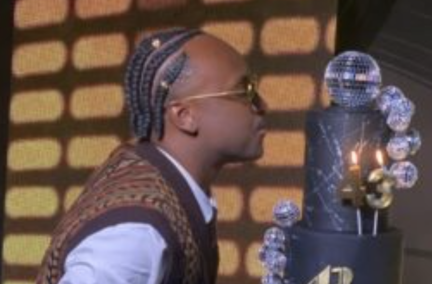 Thiaguinho celebra 43 anos com festa luxuosa em São Paulo e bolo gigante chama atenção