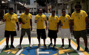 Bom Gosto aposta em “Povo Feliz” (Voa Canarinho Voa) com participação de Júnior e resgata clássico do futebol