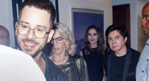 Xororó, Sandy e Junior prestigiam show e chamam atenção pela elegância