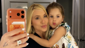 Virginia Fonseca encanta ao posar com Maria Flor em viagem a Orlando