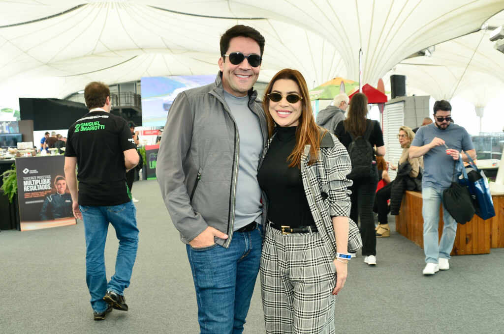 Nayara Azevedo prestigia Porsche Cup ao lado do marido em Interlagos Nayara Azevedo prestigia Porsche Cup ao lado do marido em Interlagos - Foto: Eduardo Martins / Brazil News