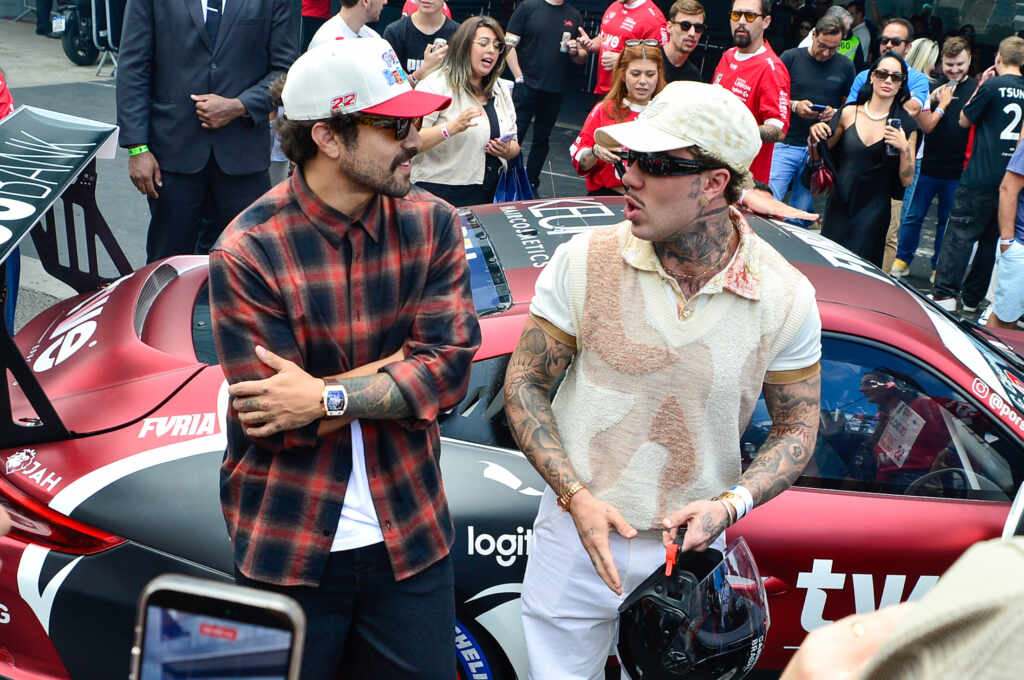 MC Daniel tieta Caio Castro e acelera na Porsche Cup em Interlagos - Foto: Eduardo Martins / Brazil News