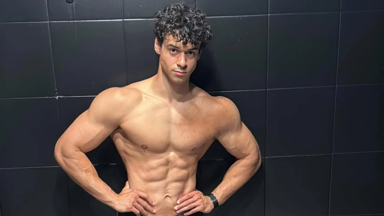 Filho de Carla Perez e Xanddy, Victor Alexandre exibe físico e quase mostra demais em postagem