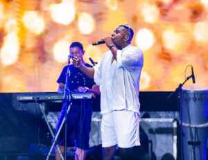 Renatinho da Bahia reúne multidão no Festival de Arembepe e lança autobiografia no palco Katita