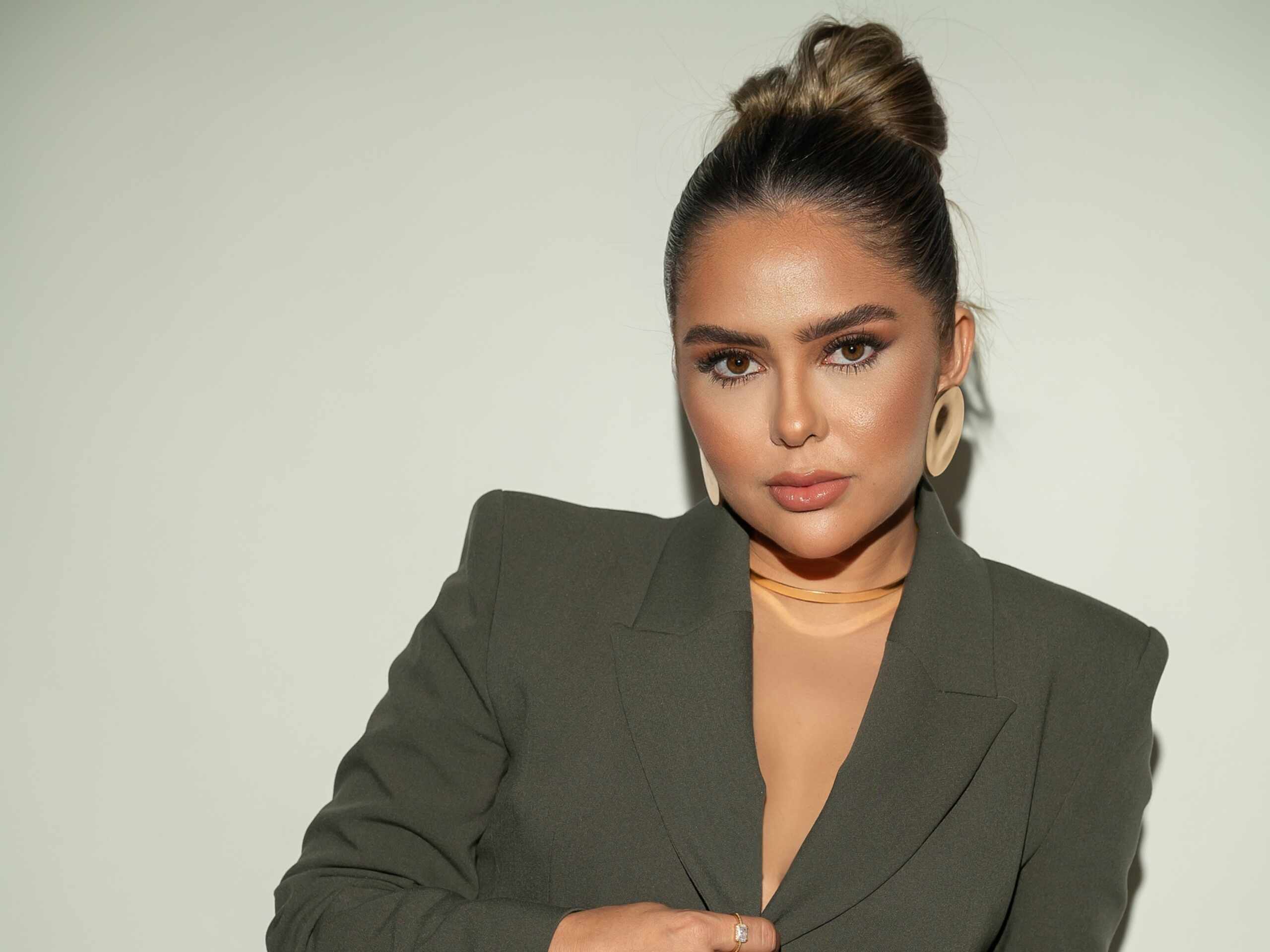 Estética regenerativa avança no Brasil com foco no crescimento natural das sobrancelhas 11 Lucy Toum1 scaled