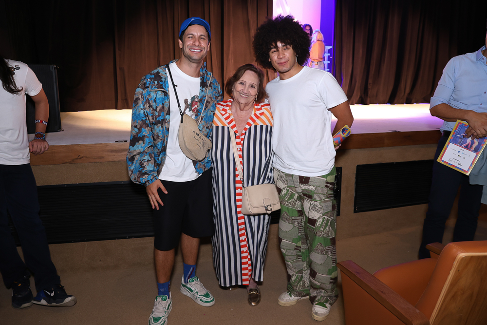 Renato Aragão, Lucélia Santos e Sophia Abrahão prestigiam estreia de “Adorável Trapalhão – O Musical” no RJ 29 Rainer Cadete D.Dea Lucia e Pietro Cadete 1