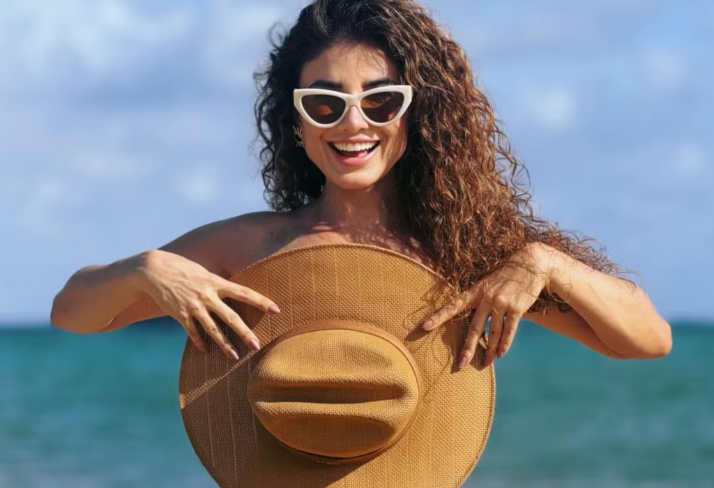 Paula Fernandes posa de topless em Fernando de Noronha e fotos agitam a web