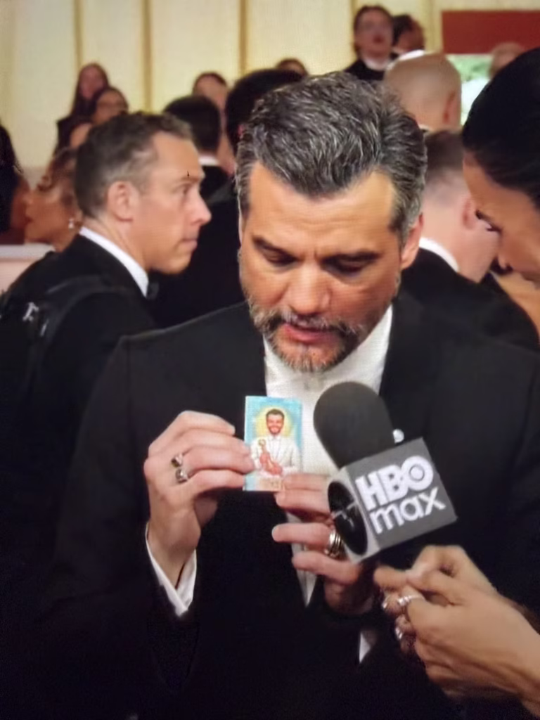 Wagner Moura leva seu próprio santinho para o Oscar 2026 e web reage