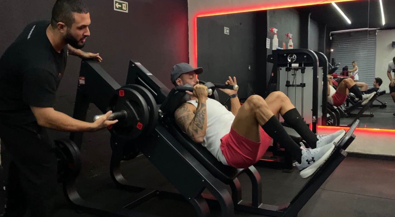 Apresentador da RedeTV! Thiago Reghini choca seguidores após mostrar antes e depois de perder quase 40 quilos