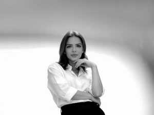 Médica Sarah Angélica: força feminina na medicina marca atuação da emergência à saúde mental