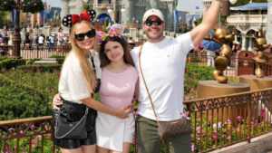 Cantor Filipe Duarte e sua esposa Nina Cachoeira curtem viagem em família em Orlando