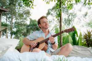 BALARA lança nova fase acústica e reflete sobre seu maior hit