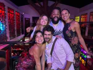 Lis Luciddi celebra 44 anos em SP ao lado de amigos e colegas de “A Infância de Romeu e Julieta”