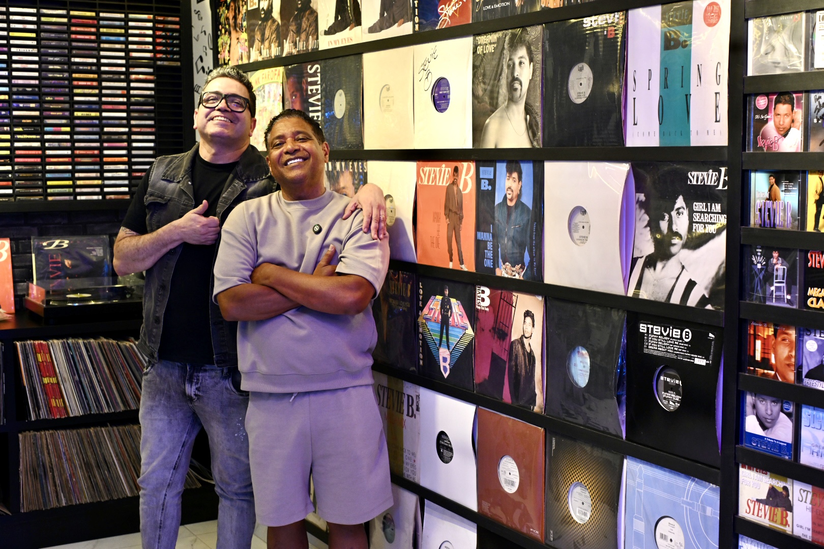 Stevie B visita casa de fã no Brasil e se surpreende com museu criado em sua homenagem 19 Z08 4841