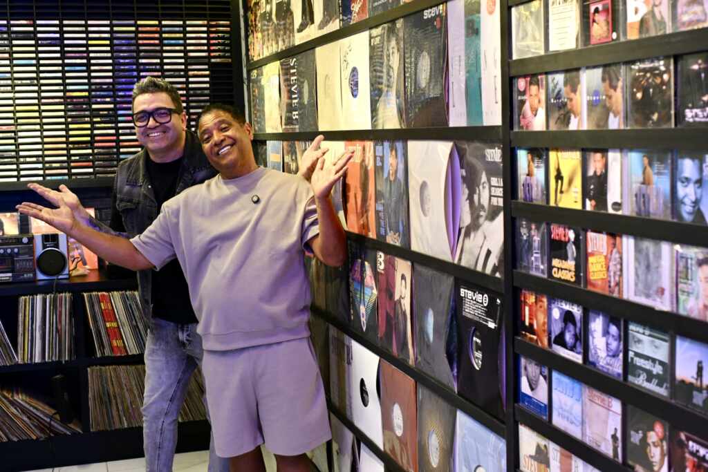 Stevie B visita casa de fã no Brasil e se surpreende com museu criado em sua homenagem Z08 4848