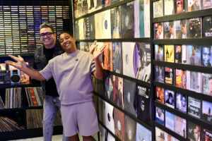 Stevie B visita casa de fã no Brasil e se surpreende com museu criado em sua homenagem