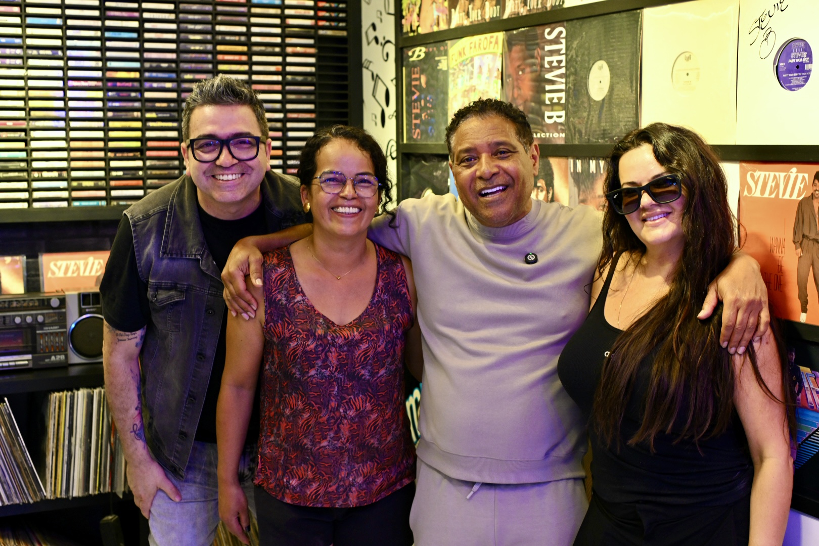 Stevie B visita casa de fã no Brasil e se surpreende com museu criado em sua homenagem 21 Z08 4852