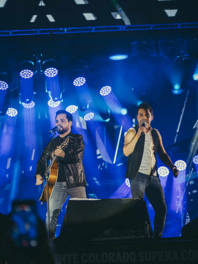 Zezé Di Camargo e Luciano emocionam fãs em retorno triunfal da dupla, no Paraná