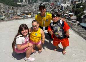 Sandy Mel é a artista mais nova a gravar conteúdo na comunidade Rocinha, no Rio de Janeiro