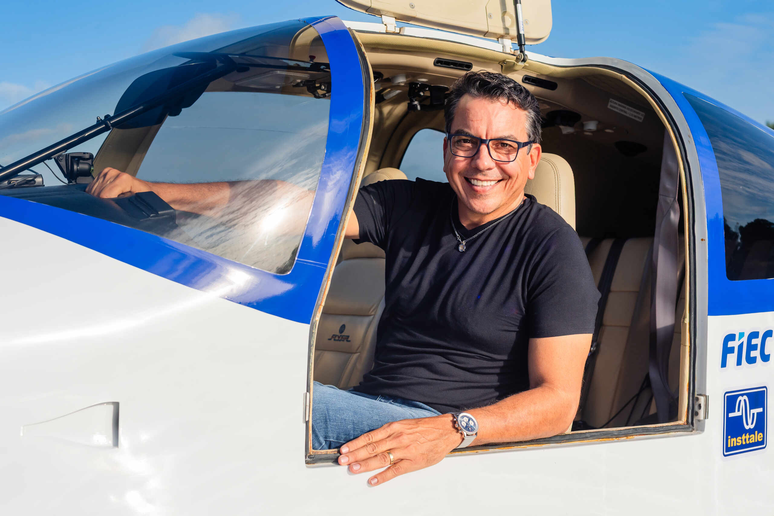 Alex Bacana inicia volta ao mundo em avião monomotor e entra para grupo raro da aviação 18 017 bacana scaled