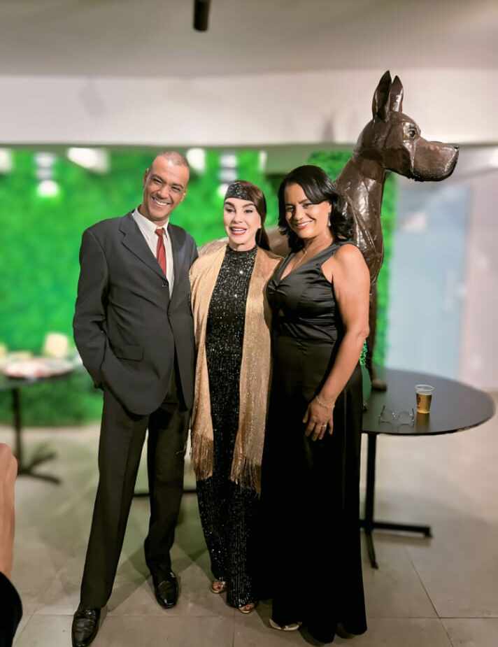 Nádia Micherif ladeada de amigos