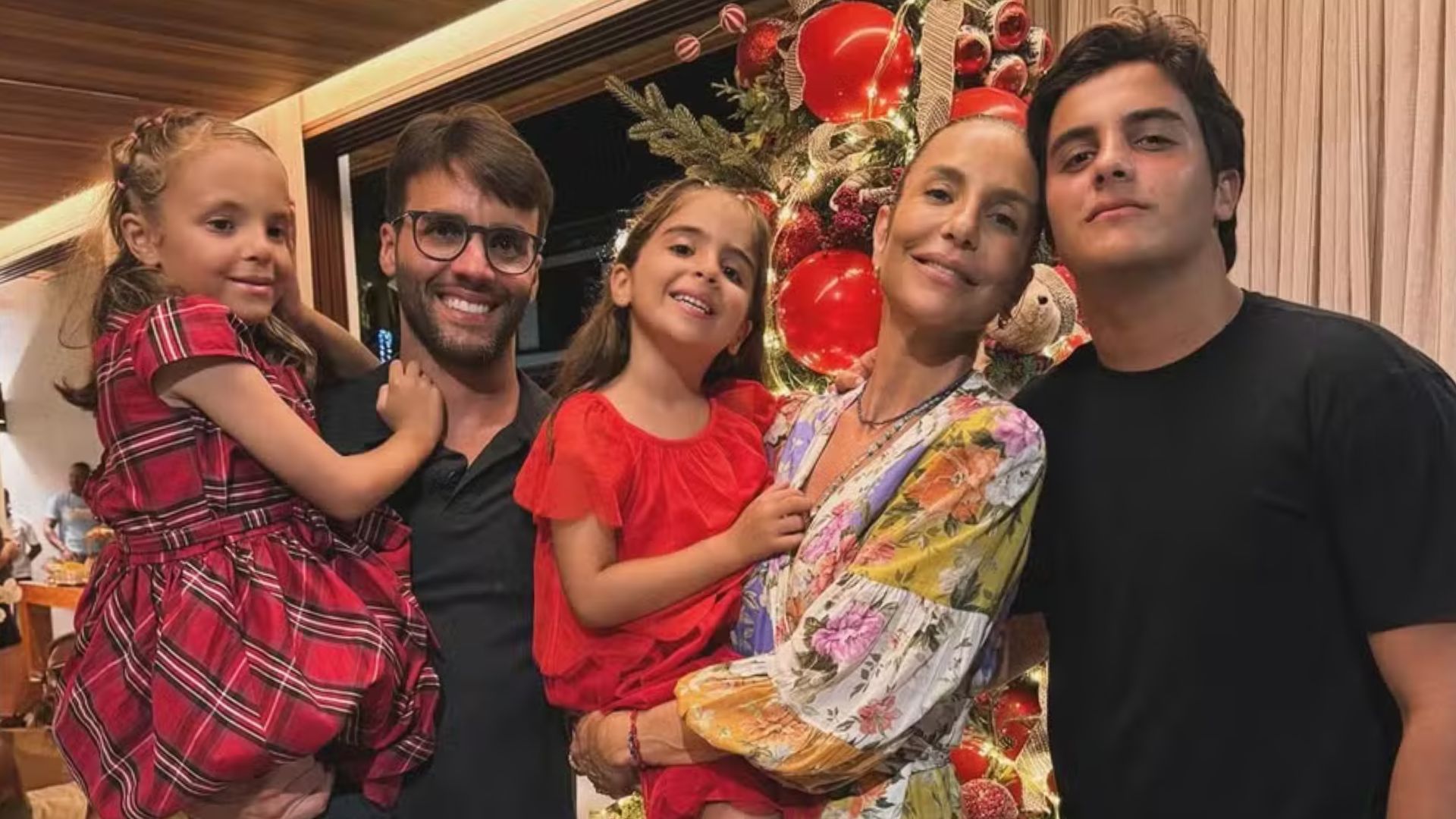 Marcelo Sangalo encanta ao surgir com Ivete em momento de carinho