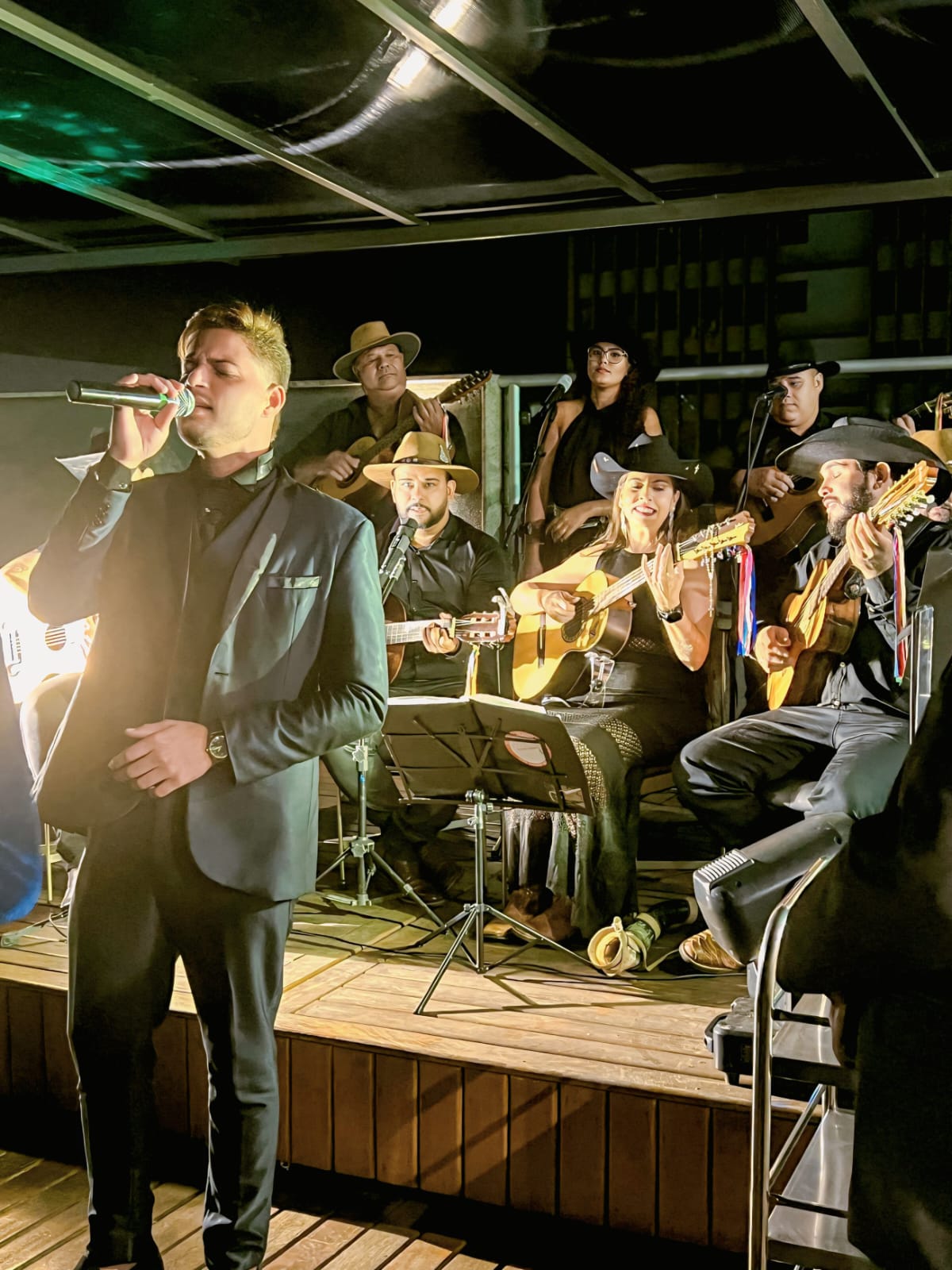 Osquestra mineira de Viola Caipira com cantor Zeck Novais