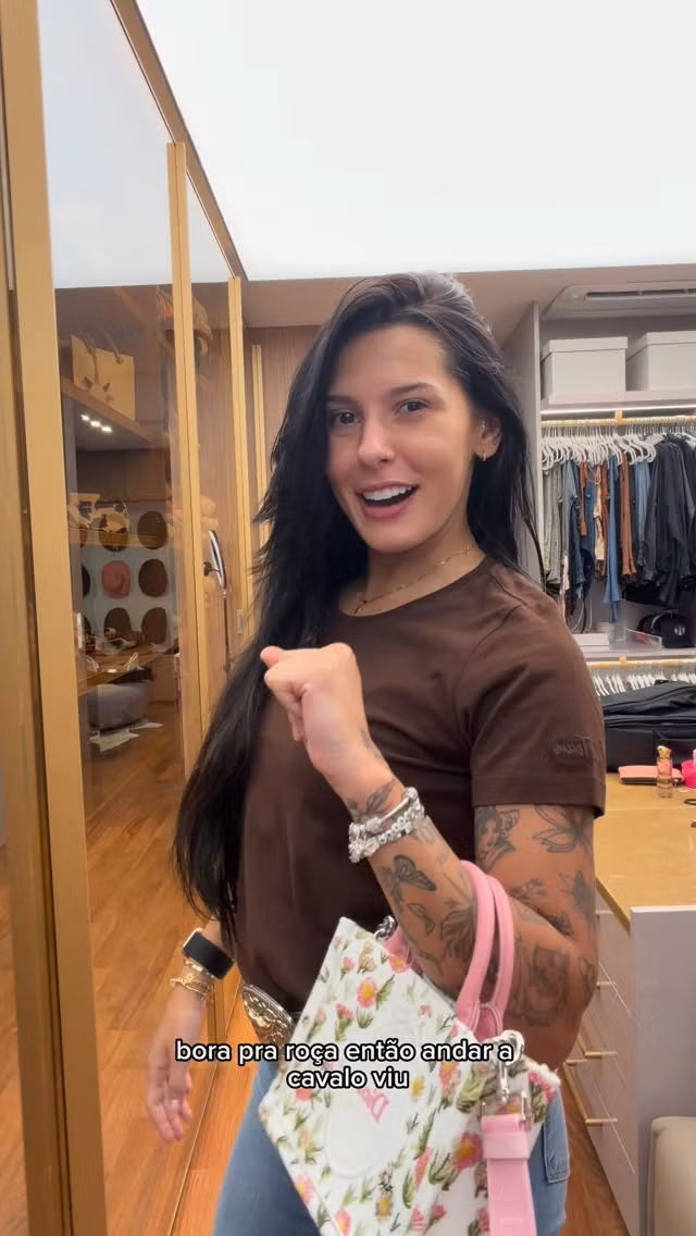 Ana Castela curte feriado na fazenda e mostra look de luxo para passeio a cavalo