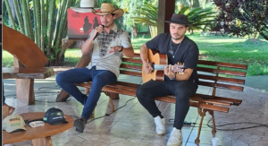 Thiago Castelli se apresenta no programa Viola Brasil da Rede Família