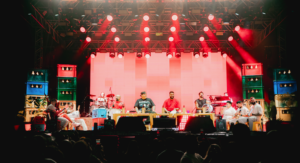 Menos é Mais estreia turnê “Puro Suco do Brasil” com foco na simplicidade e conexão