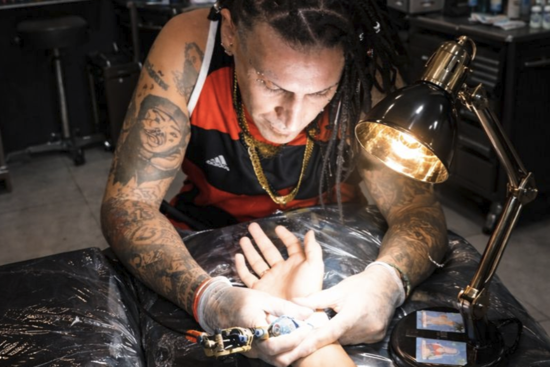 Curso básico de tatuagem ganha força como porta de entrada para novos profissionais no Brasil