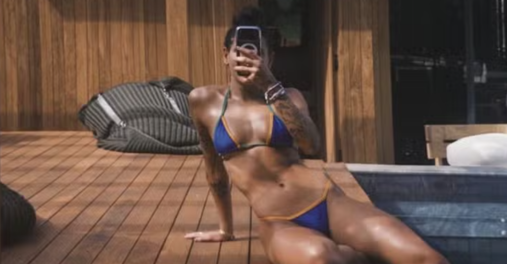 Ana Castela chama atenção com clique de biquíni e exibe boa forma