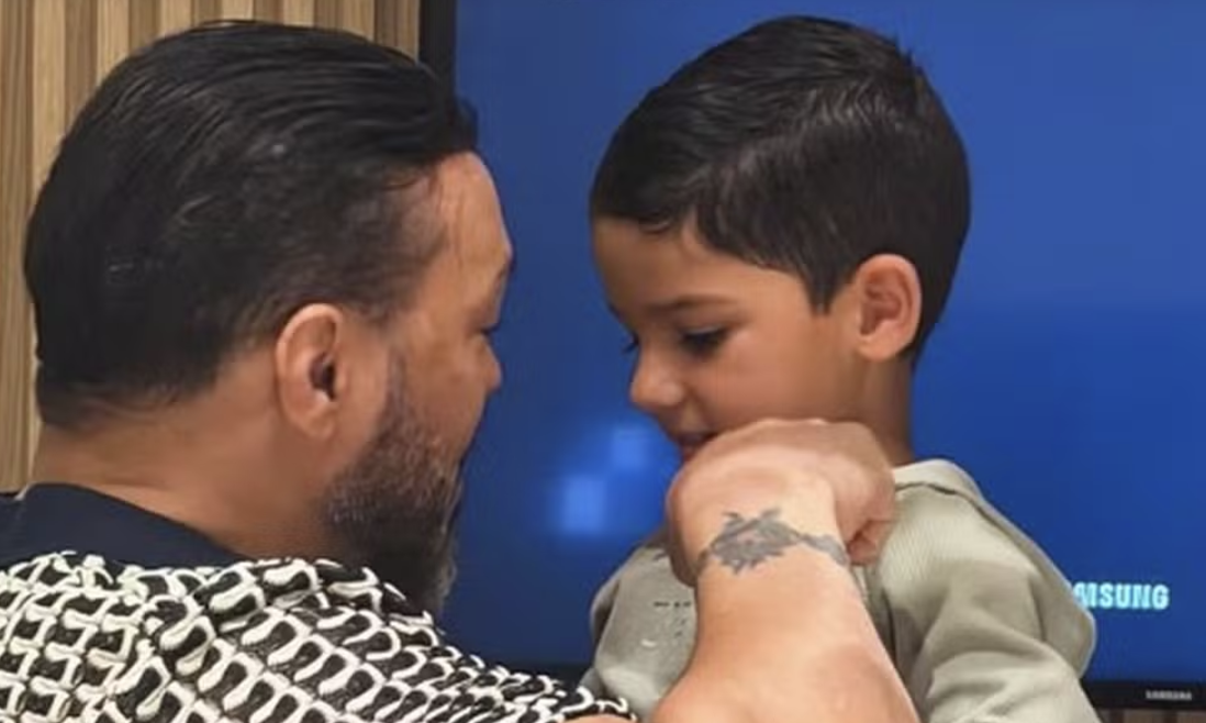 Belo ganha presente surpresa do enteado e comemora 52 anos com momento fofo