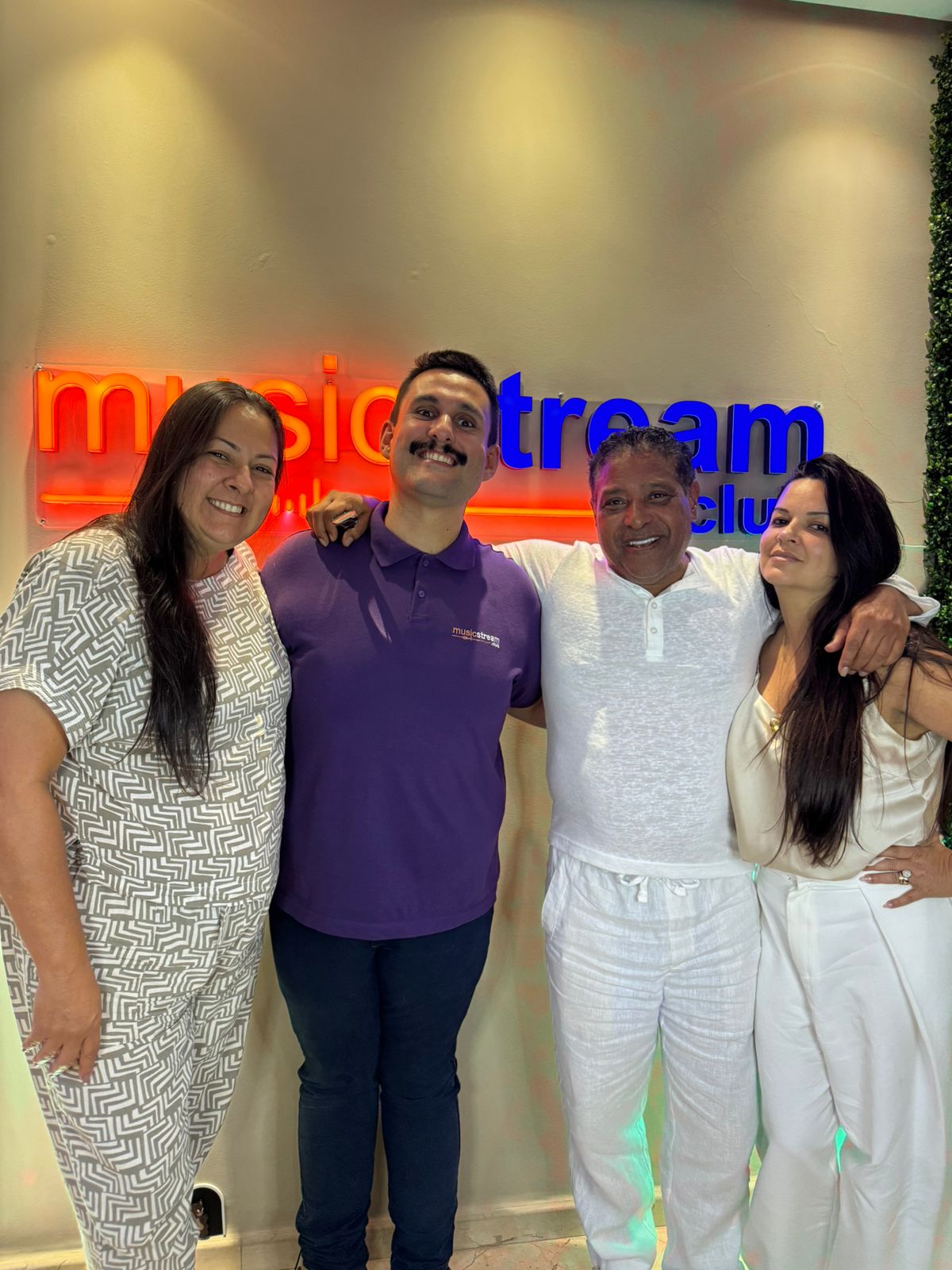 Stevie B marca presença em lançamento que promete transformar o mercado musical do Brasil 17 IMG 20260406 WA0013