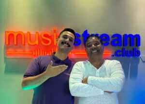 Stevie B marca presença em lançamento que promete transformar o mercado musical do Brasil