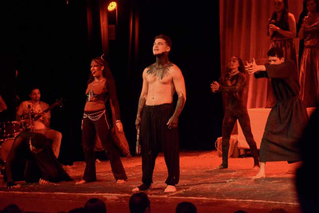 Elenco de Dona de Mim se reencontra em noite teatral Elenco de Dona de Mim se reencontra em noite teatral