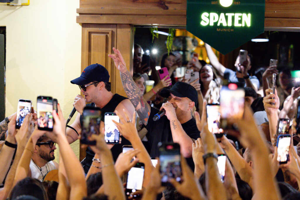 Matheus e Kauan fazem apresentação surpresa em bar de Belo Horizonte