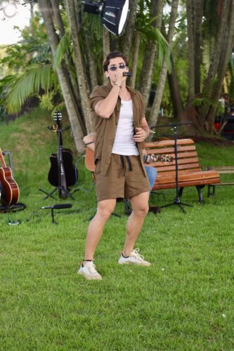 João Henrique aposta no intimismo com “Sigilinho”, novo audiovisual gravado a céu aberto em Goiânia