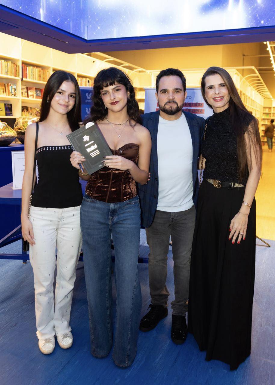 Isabella Fonseca, filha de Luciano Camargo, causa filas em livraria na Paulista 20 PHOTO 2026 04 08 13 39 48 1