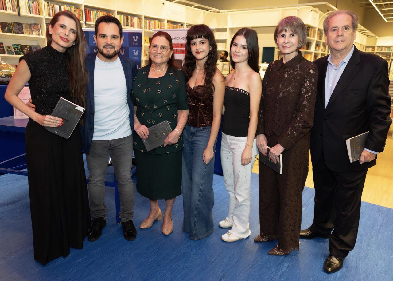 Isabella Fonseca, filha de Luciano Camargo, causa filas em livraria na Paulista 23 PHOTO 2026 04 08 13 39 48