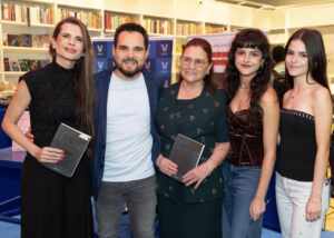 Isabella Fonseca, filha de Luciano Camargo, causa filas em livraria na Paulista