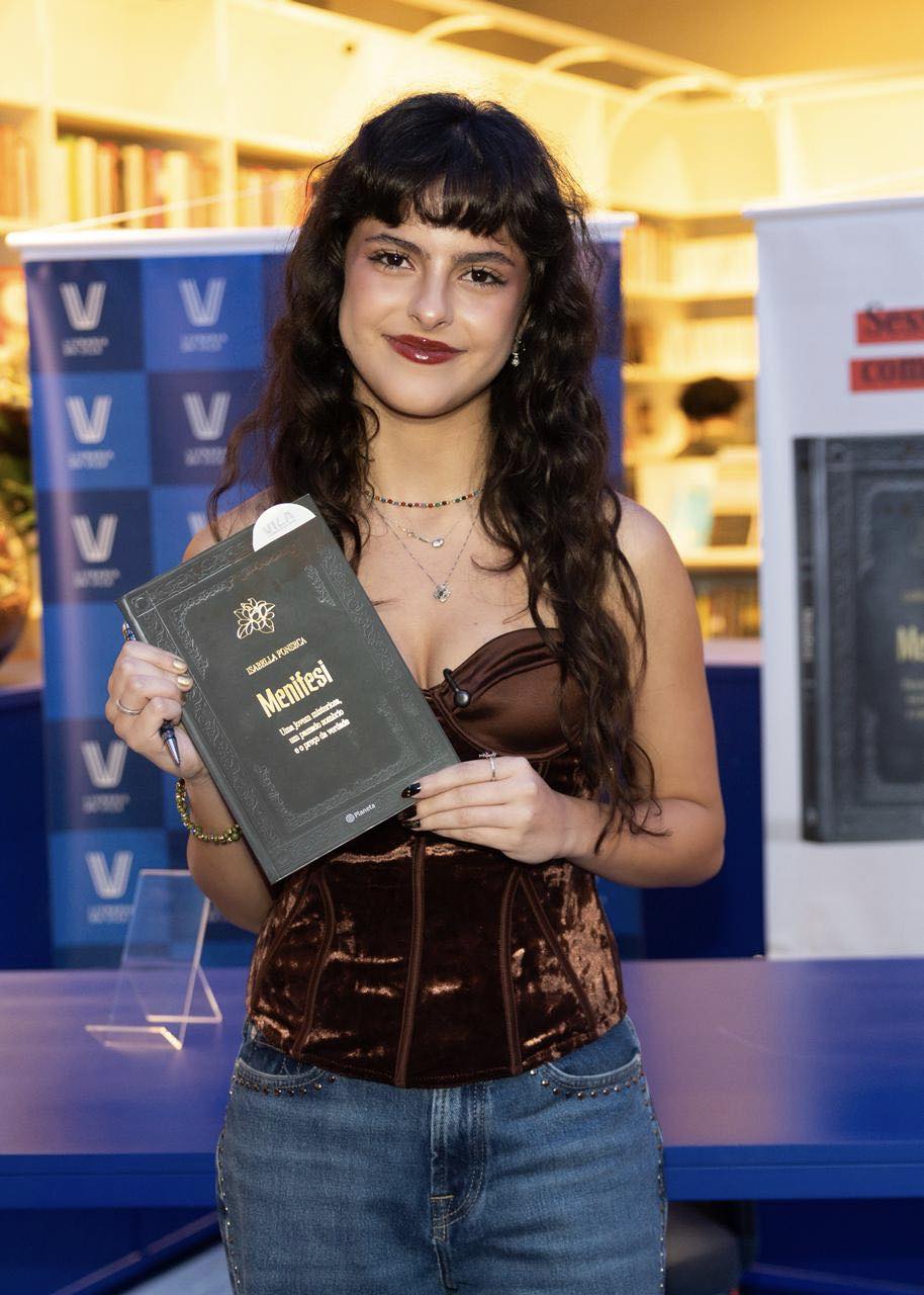 Isabella Fonseca, filha de Luciano Camargo, causa filas em livraria na Paulista 21 PHOTO 2026 04 08 13 39 54