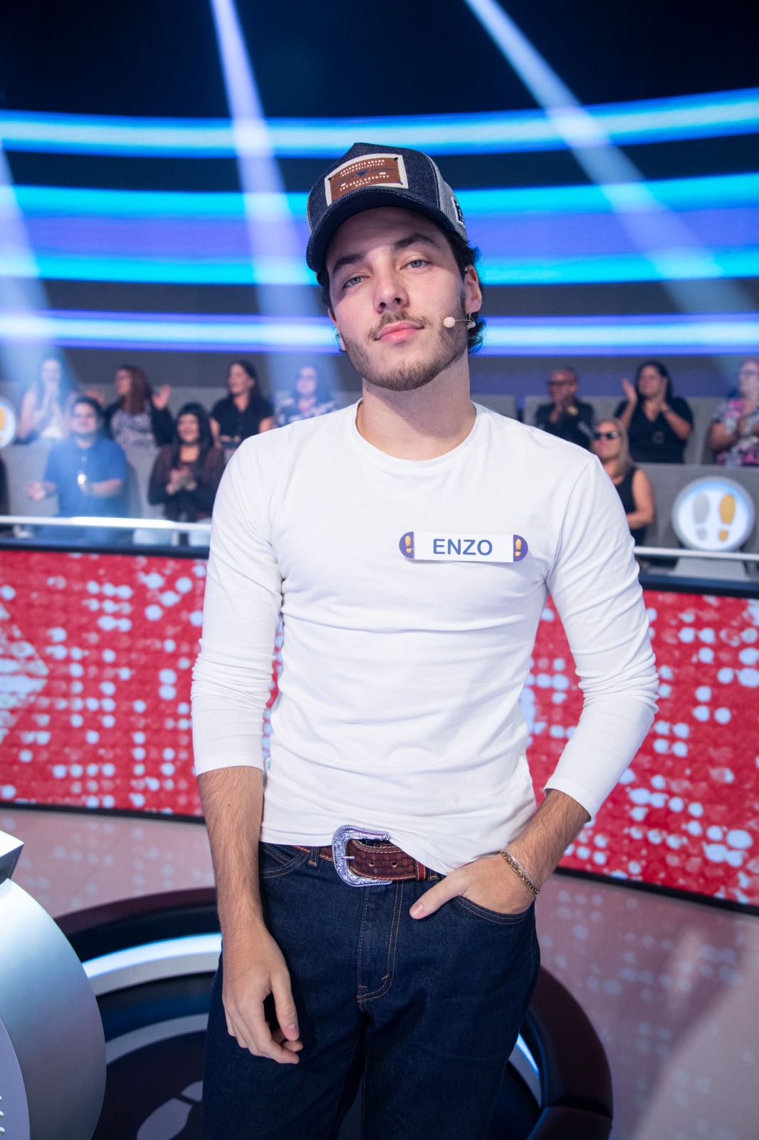 Enzo Ferro estreia “Dói Saber” na TV e se destaca no “Acerte ou Caia!” 