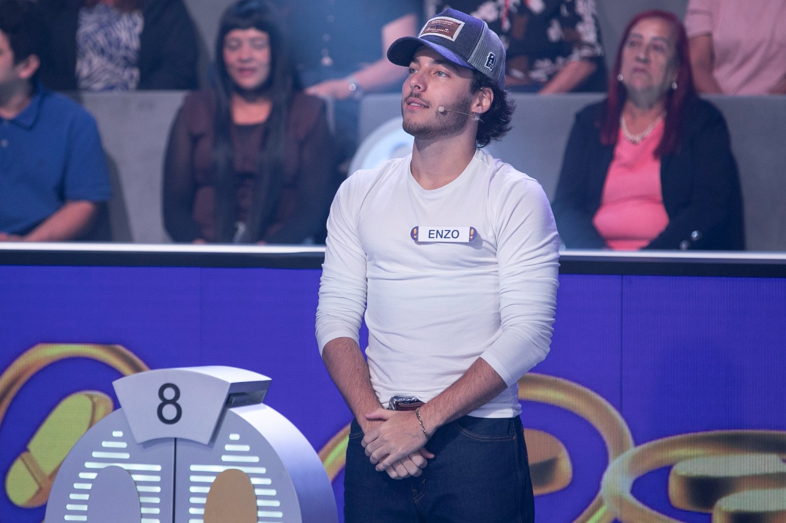 Enzo Ferro estreia “Dói Saber” na TV e se destaca no “Acerte ou Caia!”