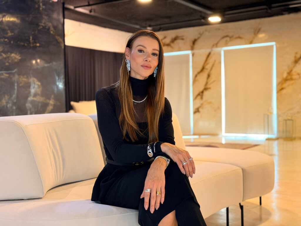 Andréia Mott Lança Livro e Anuncia a ‘Jornada Inabalável’ para a Elite Feminina em Junho Andréia Mott apresentadora RedeTV e Doutora em Saúde Mental em ambiente sofisticado para o lançamento do livro Inabalável.