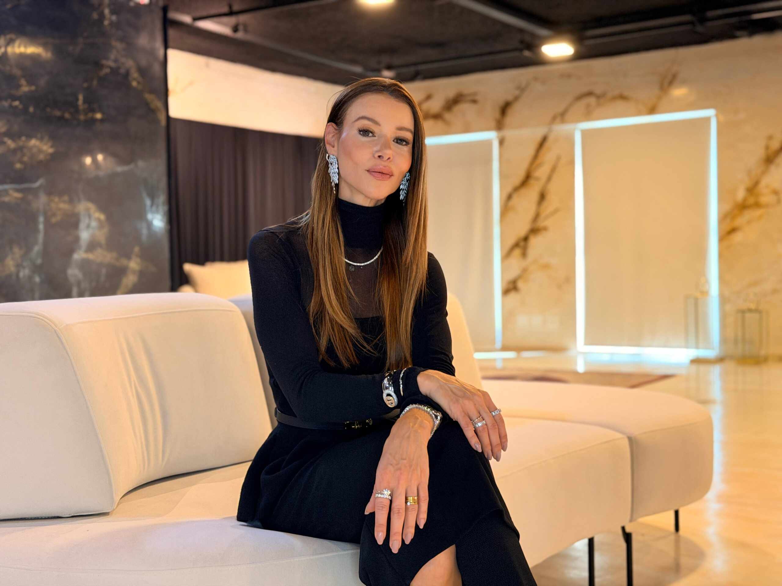 Andréia Mott apresentadora RedeTV e Doutora em Saúde Mental em ambiente sofisticado para o lançamento do livro Inabalável.