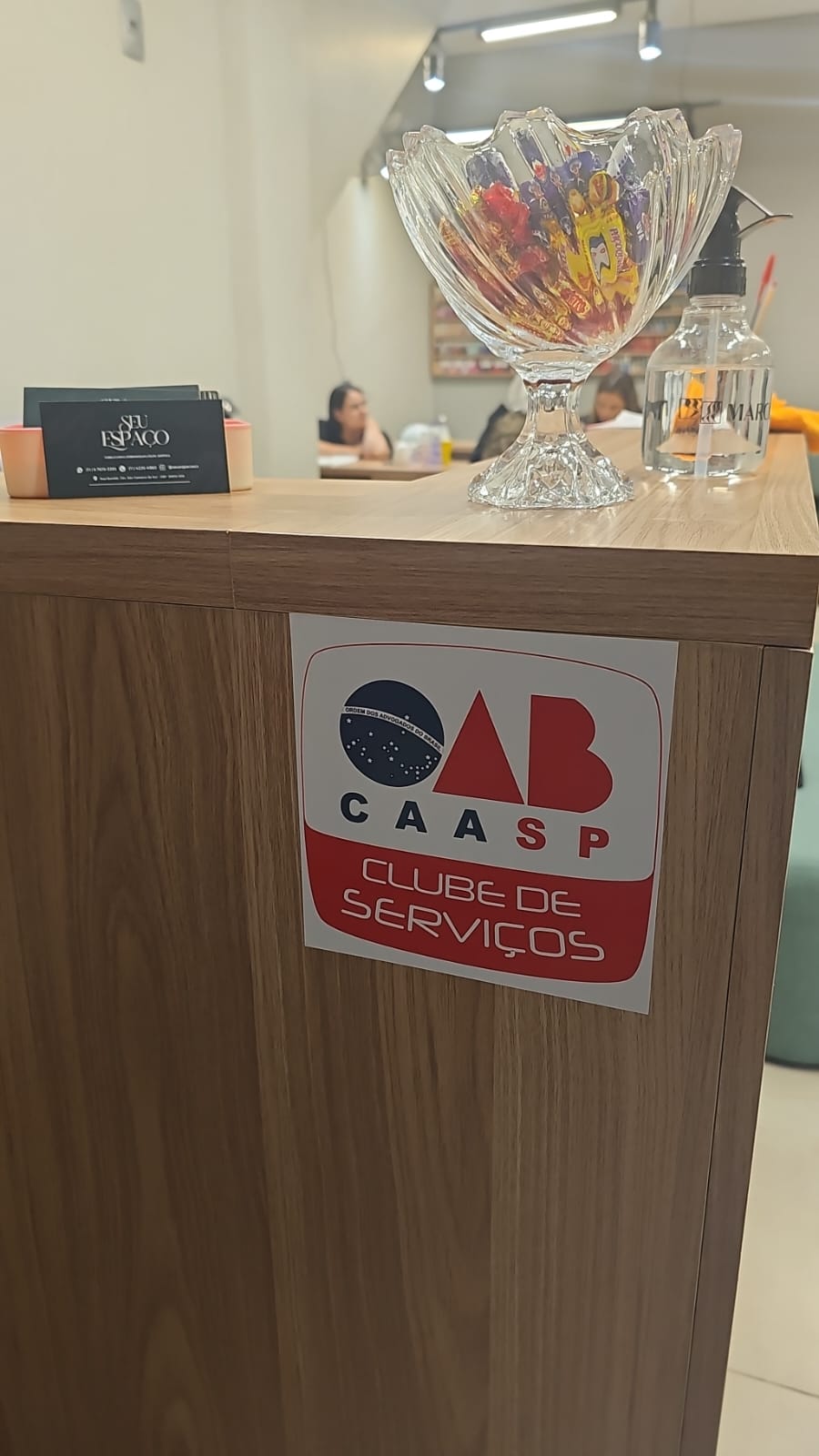 Selo da OAB CAASP Clube de Serviços no balcão do salão Seu Espaço em São Caetano do Sul
