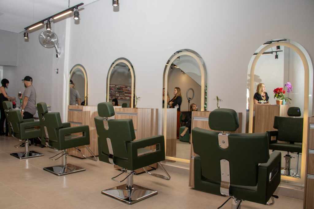 Cadeiras de atendimento e espelhos em arco no interior do salão Seu Espaço em São Caetano do Sul